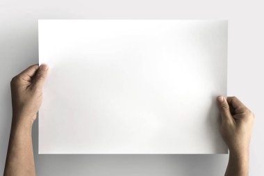 Çalışmak için boş kağıtları tutan elleri kapat.