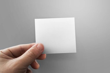 Elinde beyaz bir kağıt tutan yaşlı adamın eli.