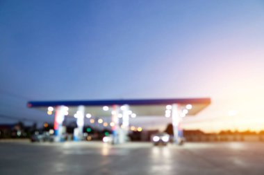 Gün batımında odak dışı benzin istasyonu arkaplanı bulanıklaştırdı.