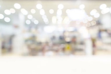 Üstü kapalı arka planı olan alışveriş merkezinin içinde