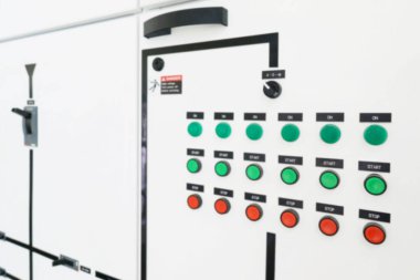 Elektrik çalışanı güç tedarik sistemleri.