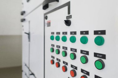 Elektrik çalışanı güç tedarik sistemleri.