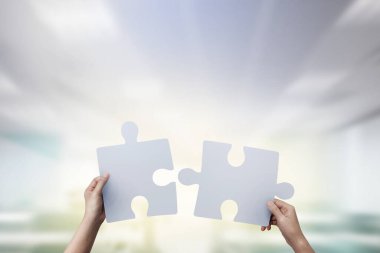 Yapbozu birbirine bağlayan yapbozun yakın elleri.