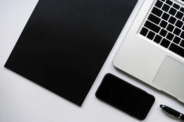 Ofis masasının üstündeki kapak kitabı kopya alanı ile üst görünüm