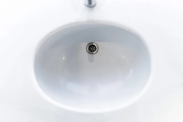 Banyo manzarasında el yıkama lavabosu.