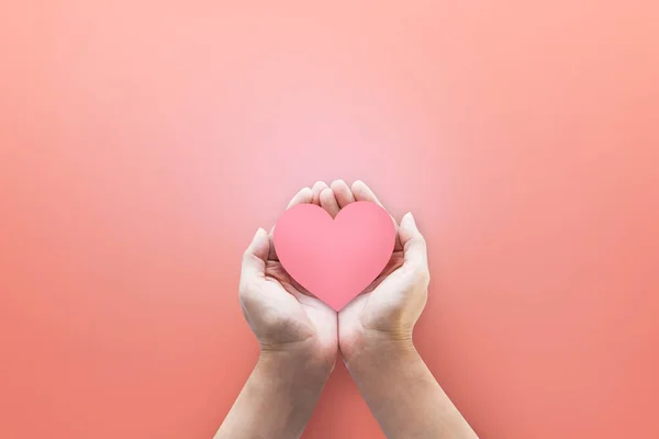 Рука Тримає Значок Серця Рожевому Фоні Кохання — стокове фото