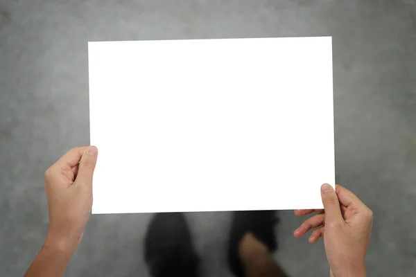 Hände Halten Papier Für Die Karte Auf Dem Laufsteg Von — Stockfoto