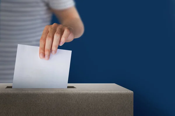 Ręczne Trzymanie Karty Głosowania Koncepcję Głosowania Miejscu Tle Wyborów — Zdjęcie stockowe