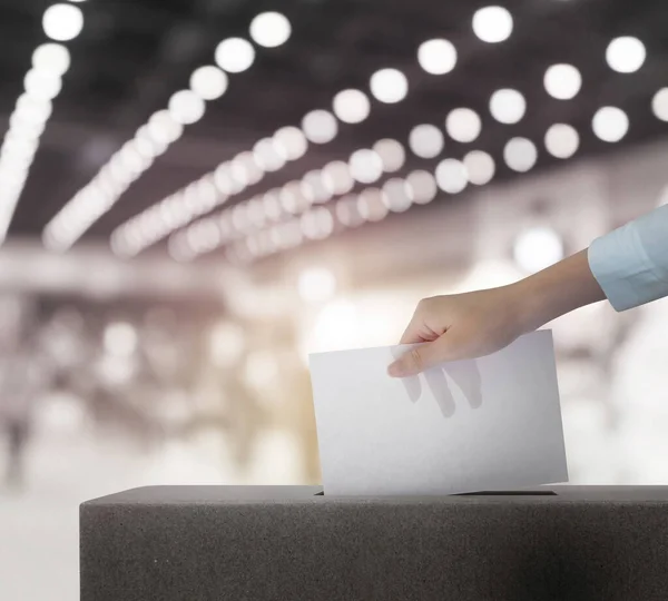 Mano Que Sostiene Papeleta Votación Para Votación Electoral Lugar Fondo — Foto de Stock