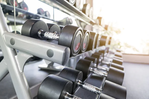 Arka plan için soyut, bulanık spor aletleri ve fitness odası iç mimarisi