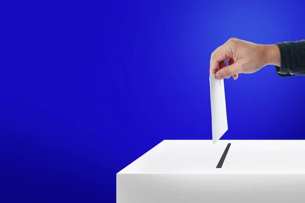 青い部屋の背景での選挙の概念のための女性の保有の投票用紙の閉鎖 — ストック写真