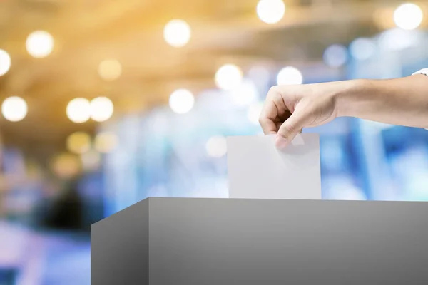 Χέρι Κρατώντας Ψηφοδέλτιο Για Την Εκλογική Ψήφο Στη Θέση Εκλογή — Φωτογραφία Αρχείου