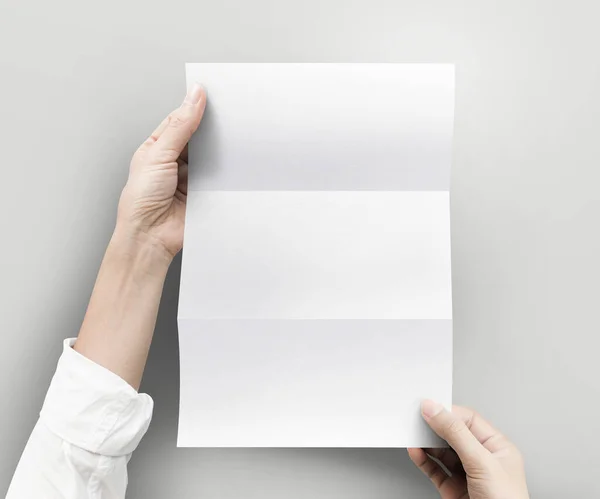 Hand Hält Leeres Weißes Blankpapier Blatt Größe Auf Grauem Hintergrund — Stockfoto