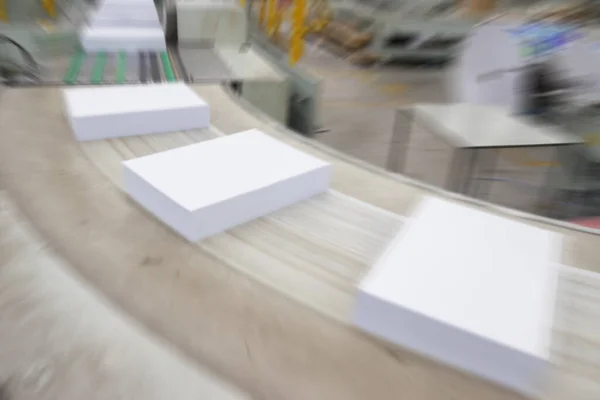 Fabrikadaki taşıma kağıdı arkaplanı bulanıklaştırdı.