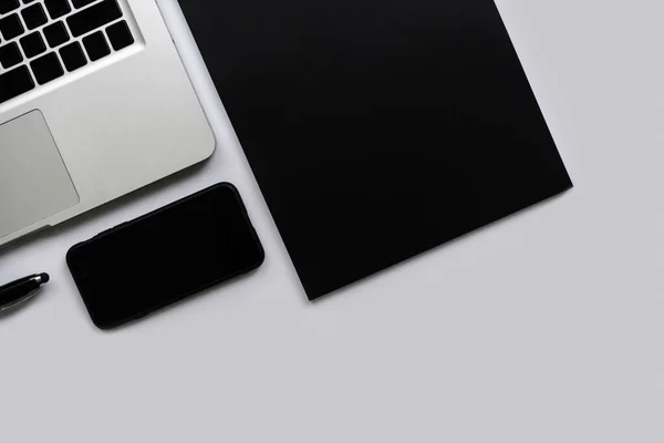 Ofis masasının üstündeki kapak kitabı kopya alanı ile üst görünüm