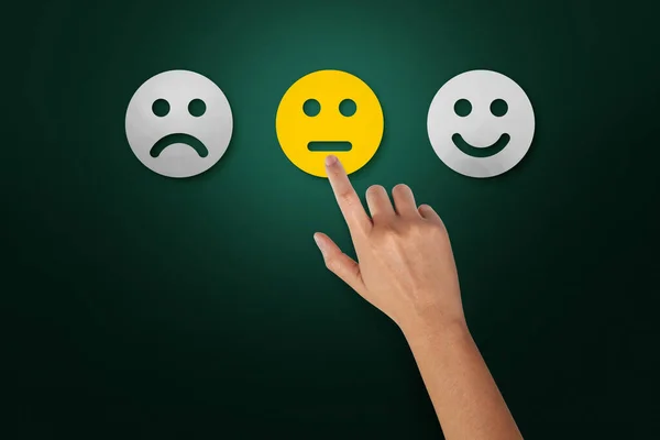 Hand Wählt Normales Gesichts Emoticon Auf Grünem Hintergrund Kopierraum — Stockfoto