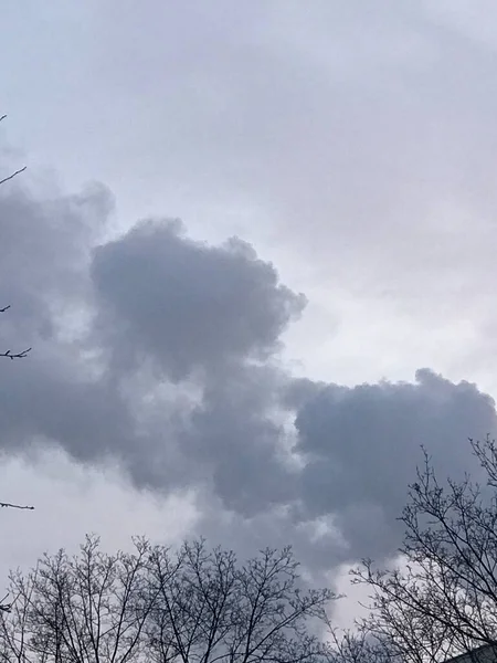 夕日に浮かぶ雲冬の空に煙 — ストック写真