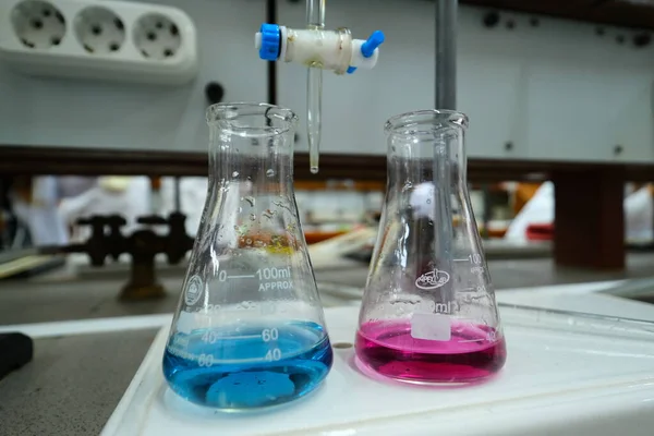 Frascos Químicos Multicolores Reacción Química Reactivos Experimentos Química Medicina — Foto de Stock