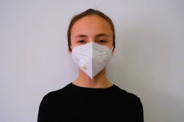 Coronavirus. Koronavirüs koruyucu bir maske taktığı için kız karantinaya alındı. Maskeli kız viral bir salgın hastalıktan endişeleniyor. Korunmuş.