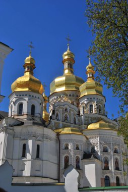 Baharda Ukrayna 'da Kiev-Pechersk Lavra. Manastır. Ukrayna 'daki Kiev kiliselerinin ortodoks mimarisi. Kiev. Ukrayna.