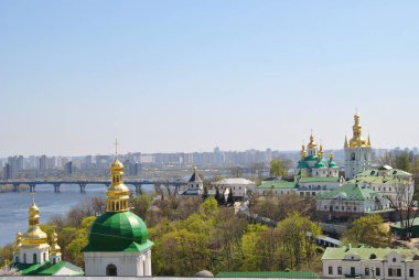Baharda Ukrayna 'da Kiev-Pechersk Lavra. Manastır. Ukrayna 'daki Kiev kiliselerinin ortodoks mimarisi. Kiev. Ukrayna.