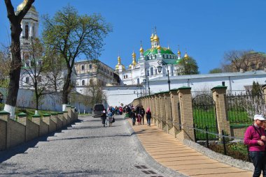 Baharda Ukrayna 'da Kiev-Pechersk Lavra. Manastır. Ukrayna 'daki Kiev kiliselerinin ortodoks mimarisi. Kiev. Ukrayna.