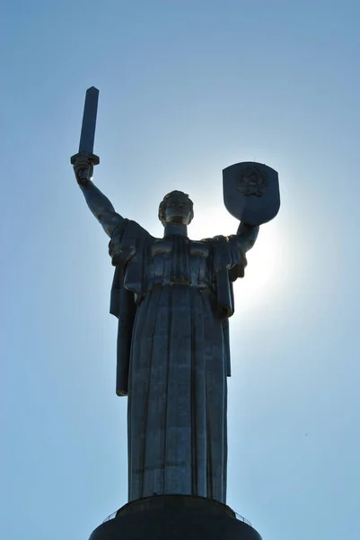 ウクライナのキエフにある祖国記念碑 記念碑は大祖国戦争の英雄に捧げられています キエフ ウクライナ — ストック写真