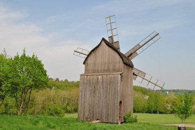 Değirmenli kırsal alan. Halk mimarisi ve Ukrayna 'nın günlük hayatı. Değirmen. Yel değirmeni. Ukrayna. Kiev.