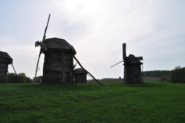 Değirmenli kırsal alan. Halk mimarisi ve Ukrayna 'nın günlük hayatı. Değirmen. Yel değirmeni. Ukrayna. Kiev.