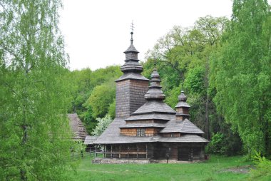 Ukrayna 'da eski ahşap bir kilise. Kilisesi olan kırsal bir yer. Tahta Ukrayna kilisesi. Kırsal kesimin yeşil manzarası. Kiev. Ukrayna.