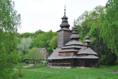 Ukrayna 'da eski ahşap bir kilise. Kilisesi olan kırsal bir yer. Tahta Ukrayna kilisesi. Kırsal kesimin yeşil manzarası. Kiev. Ukrayna.