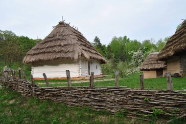 Ukrayna evi. Ukrayna 'da bir köy evi. Kulübe. Köy. Kiev. Ukrayna.
