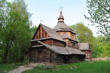 Ukrayna 'da eski ahşap bir kilise. Kilisesi olan kırsal bir yer. Tahta Ukrayna kilisesi. Kırsal kesimin yeşil manzarası. Kiev. Ukrayna.