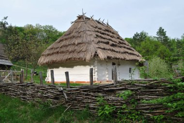 Ukrayna evi. Ukrayna 'da bir köy evi. Kulübe. Köy. Kiev. Ukrayna.