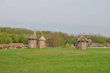 Değirmenli kırsal alan. Halk mimarisi ve Ukrayna 'nın günlük hayatı. Değirmen. Yel değirmeni. Ukrayna. Kiev.