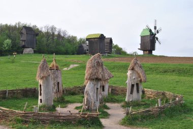 Değirmenli kırsal alan. Halk mimarisi ve Ukrayna 'nın günlük hayatı. Değirmen. Yel değirmeni. Ukrayna. Kiev.
