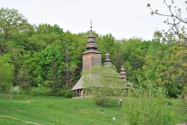 Starý Dřevěný Kostel Ukrajině Venkovská Krajina Kostelem Dřevěný Ukrajinský Kostel — Stock fotografie