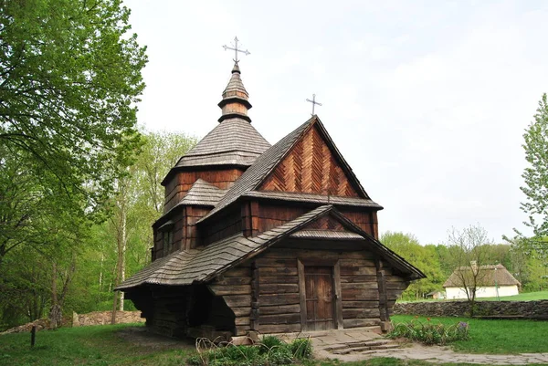 Starý Dřevěný Kostel Ukrajině Venkovská Krajina Kostelem Dřevěný Ukrajinský Kostel — Stock fotografie