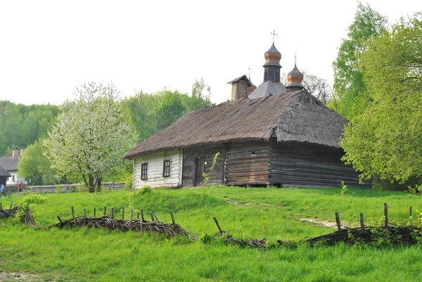Μια Παλιά Ξύλινη Εκκλησία Στην Ουκρανία Αγροτικό Τοπίο Εκκλησία Ξύλινη — Φωτογραφία Αρχείου