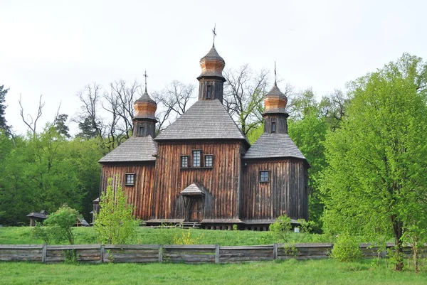 Uma Antiga Igreja Madeira Ucrânia Paisagem Rural Com Uma Igreja Imagem De Stock