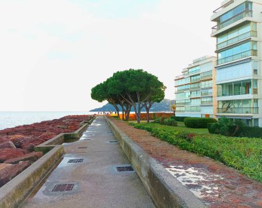 Fransa 'nın güneydoğusundaki Fransız Rivierası' ndaki sahil binaları.