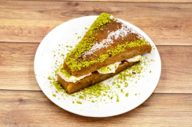 Geleneksel Türk Tatlısı Ekmek Kadayif / Ekmek Pudingi. Kremalı Ramazan Tatlısı