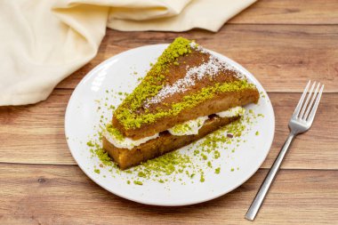 Geleneksel Türk Tatlısı Ekmek Kadayif / Ekmek Pudingi. Kremalı Ramazan Tatlısı