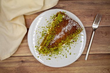 Geleneksel Türk Tatlısı Ekmek Kadayif / Ekmek Pudingi. Kremalı Ramazan Tatlısı