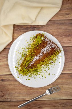 Geleneksel Türk Tatlısı Ekmek Kadayif / Ekmek Pudingi. Kremalı Ramazan Tatlısı