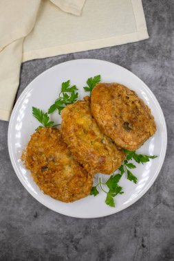 Geleneksel Türk yemeği kadinbudu kofte (köfte) pilav ve köfte. Geleneksel Akdeniz mutfağı lezzetleri. Üst görünüm