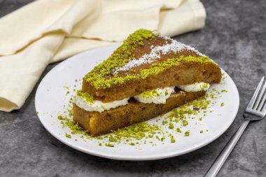 Geleneksel Türk Tatlısı Ekmek Kadayif / Ekmek Pudingi. Kremalı Ramazan Tatlısı