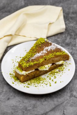 Geleneksel Türk Tatlısı Ekmek Kadayif / Ekmek Pudingi. Kremalı Ramazan Tatlısı