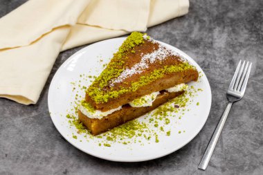 Geleneksel Türk Tatlısı Ekmek Kadayif / Ekmek Pudingi. Kremalı Ramazan Tatlısı