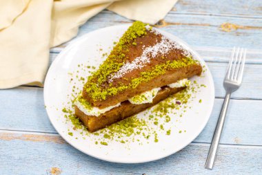 Geleneksel Türk Tatlısı Ekmek Kadayif / Ekmek Pudingi. Kremalı Ramazan Tatlısı